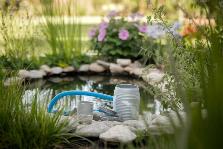 jardin-etang-tuyaux-conteneurs-fleurs