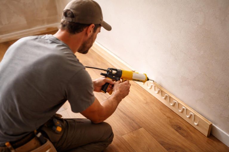 bricoleur-colle-plinthe-renovation-interieure