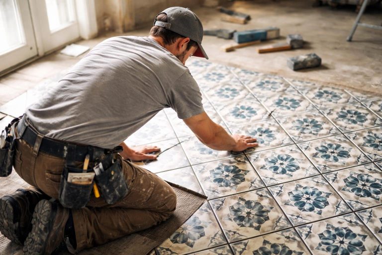 artisan-carreaux-sol-geometriques-chantier