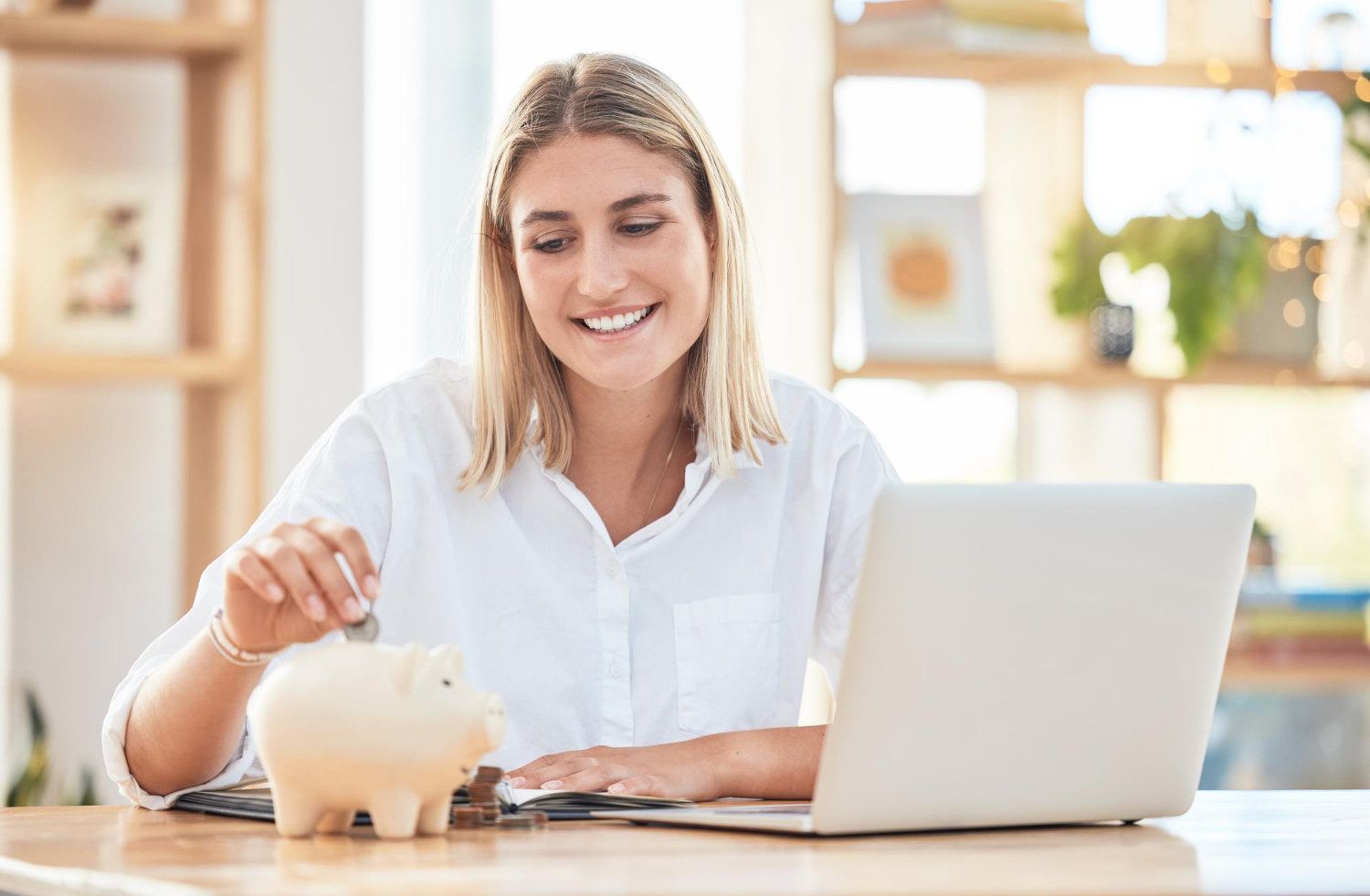 femme qui est heureuse de faire des économies